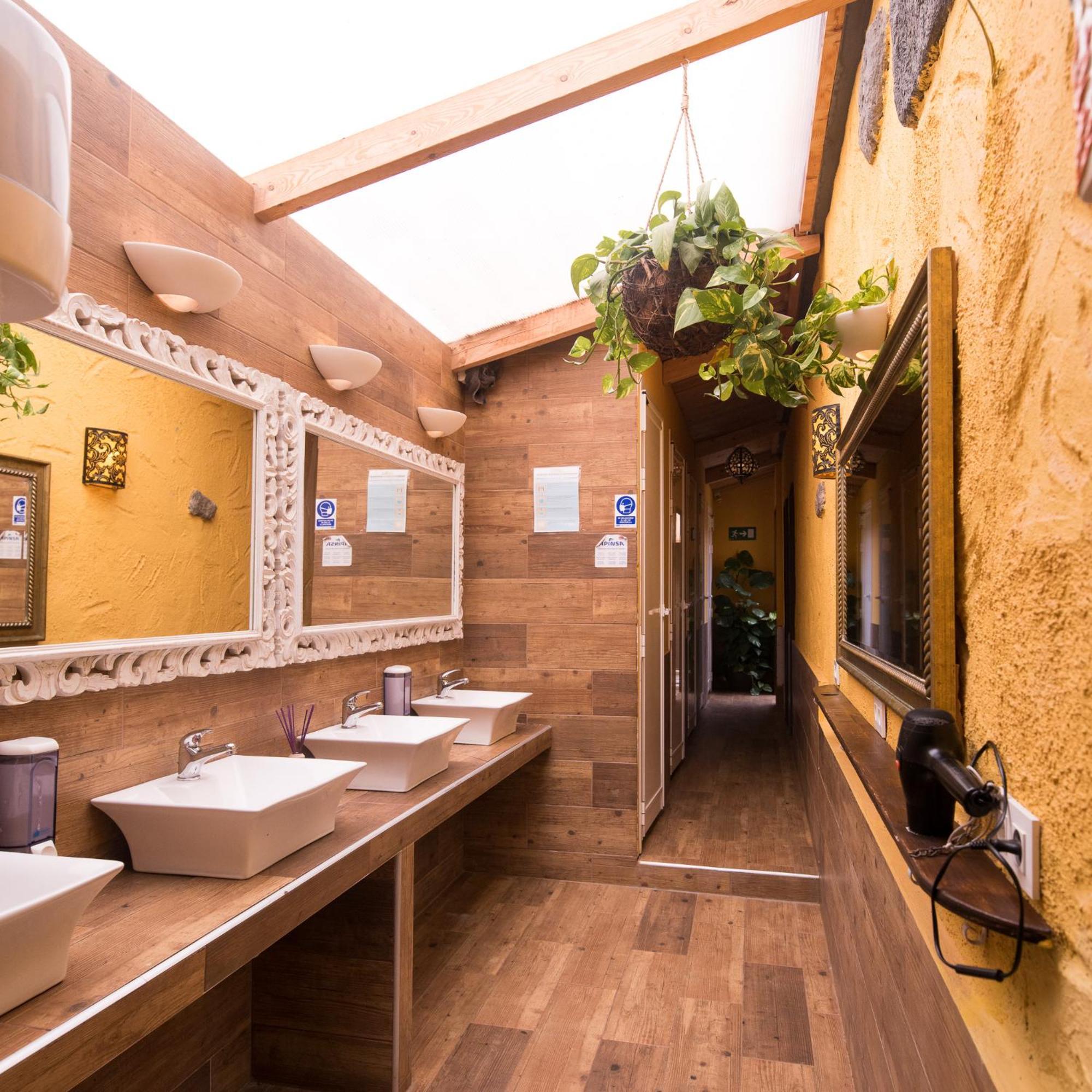 Hostel Los Amigos By Youroom La Mareta Екстер'єр фото